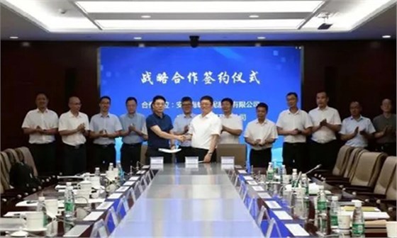 中鐵十局總會計師陸乃銀與海螺水泥黨委委員、總經(jīng)理助理、長三角大區(qū)總裁虞水分別代表雙方簽署戰(zhàn)略合作協(xié)議書