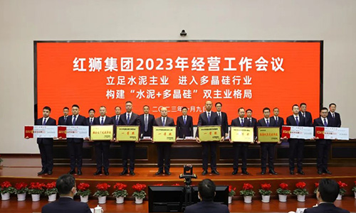 向2022年度先進單位代表頒獎